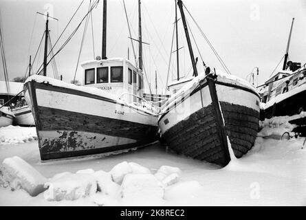 Der Oslo Fjord Februar / März 1970. Strenge Kälte führte dazu, dass der Oslo-Fjord vereist wurde, und als die letzte Fähre zwischen den Inseln im Oslo-Fjord zerstört wurde, waren die Inselbewohner auf Lindøya, Hovedøya, Bleikøya und Gressholmen vollständig von der Außenwelt isoliert. Hier Boote, die im Eis rund um die Inseln gefroren sind. Foto: Per Ervik / Current / NTB Stockfoto