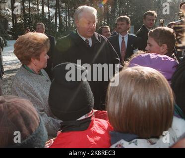 Oslo. Der russische Präsident Boris Yeltsin und seine Frau Naina Yeltsina sprechen mit russischen und norwegischen Kindern, nachdem sie am Montag in Vestre Gravlund in Oslo einen Kranz auf das Kriegsdenkmal gesetzt hatten. Foto: Morten Holm / NTB Stockfoto