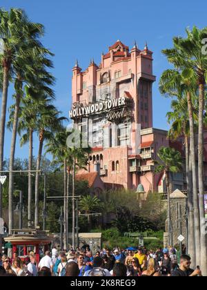 Eine vertikale Aufnahme des Hollywood Tower Hotels mit Menschen und Palmen in der Umgebung, Disney World, Orlando Stockfoto