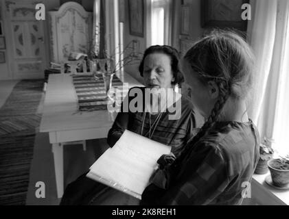 Tangen at Mjøsa Juni 1965 Autor Ingeborg Refleing Hagen (1895-1989) interviewte in seinem Haus Fredheim. Sie spricht über ihre Arbeit an der Suttung-Bewegung, die sie begonnen hat. Die Suttung-Bewegung ist eine Bewegung zur Verbreitung von Kultur und Literatur. Im Zentrum der Arbeit der Bewegung steht die Verbreitung der klassischen Literatur, insbesondere von Henrik Wergeland. Die Bewegung befasst sich insbesondere mit ihrer Arbeit an Kindern und Jugendlichen. Hier instruiert sie ein kleines Mädchen in einem von Wergelands Gedichten. Foto: Sverre A Børretzen / Aktuell / NTB Stockfoto