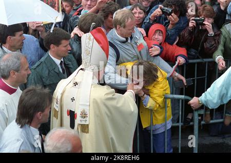 Oslo 19890601. Papst Johannes Paul II. Ist der erste Papst Norwegens in Norwegen. Der Papst auf der Freiluftmesse in der Festung Akershus. Mädchen küsst die Hand des Papstes. Foto: Inge Gjellesvik NTB / NTB Stockfoto