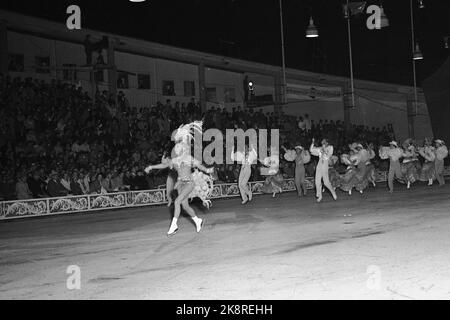 Oslo 19530821 Art Runner Sonja Henie in Oslo mit ihrer großen Eisschau. Zum ersten Mal nach dem Krieg sollte Sonja Henie für ein norwegisches Publikum auftreten. Hier in Aktion während der Eröffnungsshow im Jordal Amfi. Jordal, (immer noch eine Freiluftstrecke) wurde mitten im Sommer vereist. Die Show hatte 33 Vorstellungen, alle mit vollen Häusern. Foto: Høel / NTB / NTB Stockfoto