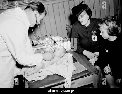 Oslo 19470503 - von der Gesundheitsstation Sagene im Jahr 1947. Hausfrauen mit Kindern auf Säuglingskontrolle, um über die richtige Ernährung und Anleitung in Säuglings- und Kleinkindpflege zu lernen. Die Task Control Station soll Krankheiten vorbeugen. Hier ist die Mutter, die den Arzt mit ihrem Kind kontrolliert. Dr. Riis bemerkt, dass das Kind frisch und in Ordnung ist. Foto: Skotaam Current / NTB Stockfoto