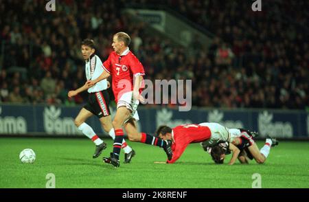 Ståle Solbakken im Duell mit dem Albaner Arjan Xhumba während des Qualifikationsspiels der Europameisterschaft gegen Albanien im Ullevaal Stadium. Das Spiel endete am 2-2. Foto: Ørn E. Borgen / NTB Stockfoto