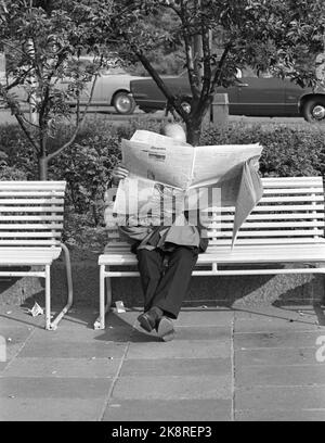 Oslo 28. Juni 1969. Karl Johansgate an einem heißen Sommertag in Oslo. Hier von der National Theatre Station. Ein Mann genießt eine Zeitung, Aftenposten Morgennummer. Foto: Per Ervik / Current / NTB Stockfoto