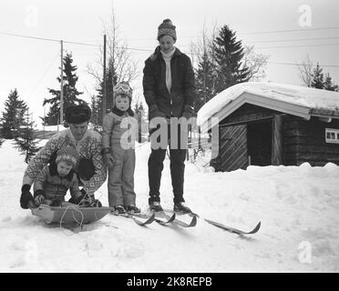 Gausdal Februar 1973. Königin Margrethe von Dänemark hat ihren 3-tägigen offiziellen Besuch in Oslo um eine Woche Winterurlaub in Gausdal in der Kabine eines Reeders erweitert. Sie hat mit der Familie Prinz Gemalen Prinz Henrik und die beiden Kinder Prinz Frederik und Prinz Joachim geerbt. Hier ist die ganze Familie draußen im Schnee. Foto: Ivar Aaserud / Aktuell / NTB Stockfoto