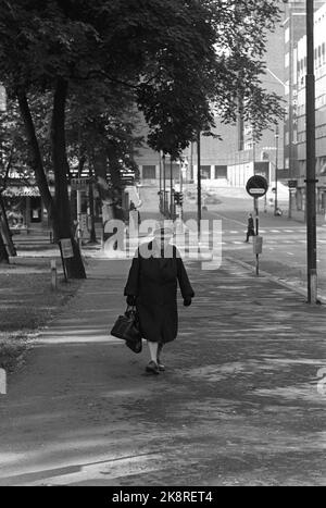 Oslo 28. Juni 1969. Karl Johansgate an einem heißen Sommertag in Oslo. Eine Frau auf dem Weg die Universitätsstraße hinauf nach Karl Johansgate. Foto: Per Ervik / Current / NTB Stockfoto