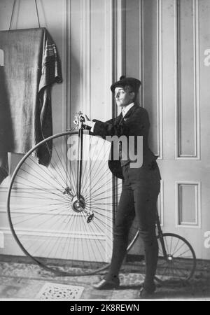 Self Portrait, Frances Benjamin Johnston (1864 – 1952) frühe amerikanische Fotografin und Fotojournalistin. Selbstportrait von Johnston, als Mann gekleidet, mit einem gefälschten Schnurrbart und mit einem Fahrrad, ca. 1890. Stockfoto