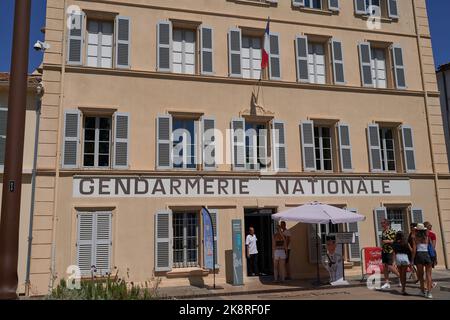 Saint-Tropez , Frankreich - 8. August 2022 - Gendarmerie nationale - französische Polizei - Museumsfilmgebäude Stockfoto