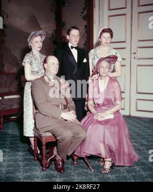 Oslo 19530510. Prinz Harald Bestätigung. Hier, zusammen mit seinem Vater Kronprinz Olav und Mutter Kronprinzessin Märtha, hinten (f.) Schwestern Prinzessin Ragnhild und Prinzessin Aestr. Prinz Harald wurde allein in der Burgkapelle bei Akershus bestätigt. Foto: NTB Archive / NTB Stockfoto