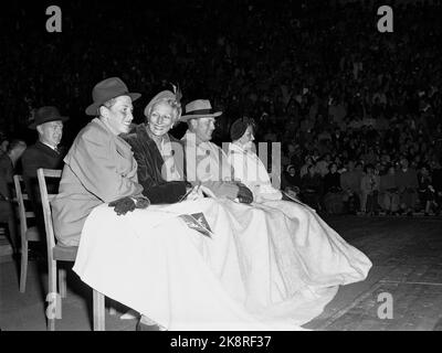 Oslo 19530821 Art Runner Sonja Henie in Oslo mit ihrer großen Eisschau. Zum ersten Mal nach dem Krieg sollte Sonja Henie für ein norwegisches Publikum auftreten. Hier die königliche Familie, die während der Eröffnungsshow im Jordal Amfi genießt. Aus V: Prinz Harald, Kronprinzessin Märtha, Kronprinz Harald und Prinzessin Bann. Foto: Høel / NTB / NTB Stockfoto