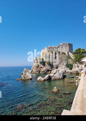 Eine vertikale Aufnahme des Fort Lovrijenac, das sich auf einer Klippe an der Küste von Dubrovnik, Kroatien, befindet Stockfoto