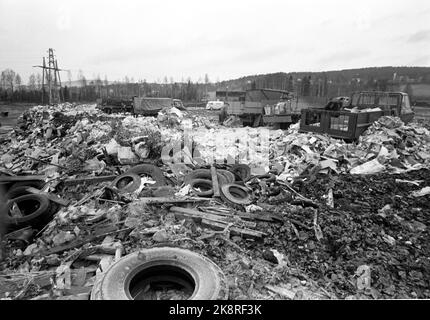 Oslo im Herbst 1965. Oslo Cleaning Work hat 104 Müllwagen, und Reinigungskräfte leeren zwei- bis dreimal pro Woche 70.000 Mülltonnen, das sind fast 90.000 Tonnen Haushaltsmüll pro Jahr. Davon sind 10-12 Tonnen Lebensmittelrückstände, und ein nicht unbedeutender Teil sind gefährliche Abfälle. Der größte Teil der Abfälle landet auf den Füllungen in Grorud und Romsås, während Sprengstoffe und brennbare Substanzen wie Farbe, Lack und Chemikalien auf dem Alfaset-Betrieb verbrannt werden und der Rauch sich wie eine dicke, schwarze Wolke über Alnabru absetzt. Foto: Sverre A Børretzen / Aktuell / NTB. Stockfoto