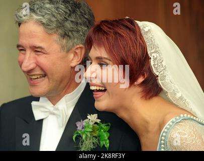 Bergen. Sissel Kyrkjebø und Eddie Skoller nach der Hochzeit. Lächeln Sie auf der Kirchentreppe. Foto; Aleksander Nordahl / NTB Stockfoto