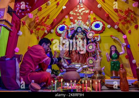 Srinagar, Indien. 24. Oktober 2022. Ein hinduistischer Priester führt am Vorabend des Diwali, dem hinduistischen Lichterfest, in Srinagar Rituale im Tempel durch. Deepavali oder Dipavali ist ein vier-fünf-Tage-Fest der Lichter, das von Hindus in jedem Herbst auf der ganzen Welt gefeiert wird. Kredit: SOPA Images Limited/Alamy Live Nachrichten Stockfoto