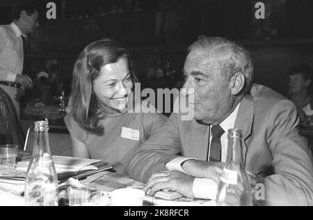 Oslo 19840826. Rechtsgerichtete nationale Sitzung. Der neue Vizepräsident Kaci Kullmann Five aus dem Jahr 1. und der scheidende Vorsitzende Jo Benkow im Rahmen der Nationalversammlung von Høyre sind rechts. Foto: Henrik Laurvik NTB / NTB Stockfoto