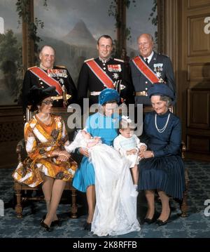 Oslo 19730920: Das Familienbild von der Vogelfabrik am Schloss mit den engsten Gästen der Taufe von Prinz Haakon Magnus. Von links Prinzessin Astrid (Tante und Patenschaft), Kronprinzessin Sonja mit dem Taufkind, Prinz Haakon Magnus, Prinzessin Märtha Louise, Dagny Haraldsen (Mutter der Kronprinzessin Sonja). Hinter (f.) König Olav, Kronprinz Harald und der schwedische Prinz Carl Bernadotte (Enkel und Sponsor). Foto: Erik Thorberg / NTB / NTB Stockfoto