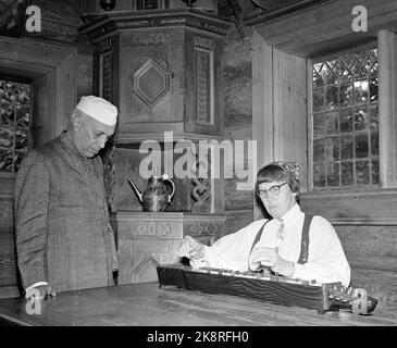 Oslo 29. Juni 1957. Premierminister Jawaharlal Nehru aus Indien bezaubert die Norweger. Hier aus dem Folk Museum, wo er ein langes Spiel hörte. Foto: NTB / NTB Stockfoto