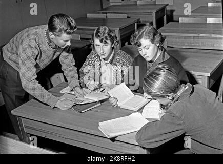 Oslo 19560317 Dozent an der Schule und mehr Freizeit. Jungen von der Lilleborg-Schule in Oslo machen Hausaufgaben im Klassenzimmer. Gelegentlich gibt es auch junge Mädchen, die ihre Hausaufgaben in der Schule machen. Foto: Current / NTB Stockfoto