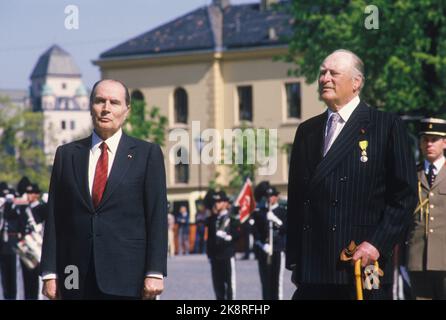 Oslo 19840514. Frankreichs Präsident Francois Mitterrand und seine Frau Danielle zu einem Staatsbesuch in Norwegen. Präsident Francois Mitterrand (v.v.) und König Olav besuchen das Nationaldenkmal in Akershus. Foto: Inge Gjellesvik NTB Archive / NTB Stockfoto