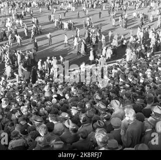 Oslo, 19561021. Das Pokalfinale im Ullevaal Stadium. Larvik Turn - Skeid 1-2. Zuschauer auf den Tribünen und auf dem Feld nach dem Spiel. Foto: Current / NTB Stockfoto