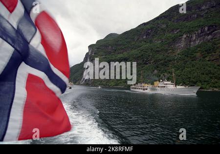 Westnorwegen, 199308: Silberkreuzfahrt. Ausflug nach Westland. Das norwegische Königspaar, Königin Sonja und König Harald, organisieren anlässlich ihrer Silberhochzeit Kreuzfahrten in Westnorwegen. Das Bild: Das norwegische Königsschiff 'NNorway' mit königlichen Touristen auf dem Weg in den Geirangerfjord. Hier passiert das Schiff den bekannten Wasserfall 'die sieben Schwestern'. Foto: Lise Åserud / NTB / NTB Stockfoto