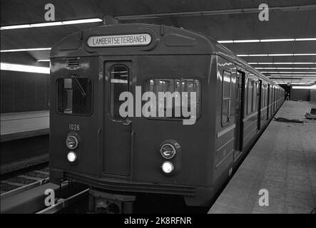 Oslo 19660427 die Arbeiten an der neuen U-Bahn-/Tunnelstrecke im Raum Oslo nähern sich der Fertigstellung. Blau. Die Lambertseterbanen werden als U-Bahn zum Bergkristall eröffnet und die alten Straßenbahnen durch die neuen roten U-Bahn-Waggons ersetzt. Hier ist einer der neuen Zuggruppen mit Schildern nach Lambertsetter. Foto: NTB / NTB Stockfoto