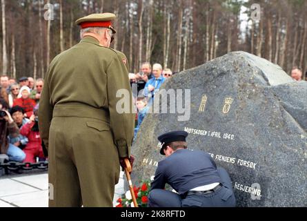 Hedmark, Elverum 10. April 1990. König Olav legt einen Kranz an der Gedenkstätte für die Spiele in Midskogen im April 1940 nieder, als die Deutschen Norwegen einmarschierten. Foto: Agnte Brun / NTB / NTB Stockfoto