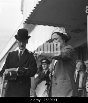 Oslo. König Haakon 80 Jahre 3. August 1952. Bild: Warten auf den Flughafen. Gäste kommen am Flughafen Oslo Fornebu an. König Haakon hat gerade die dänische Prinzessin Margaretha begrüßt. Jetzt warten sie auf den nächsten Flug. Hier schauen sie auf die Uhr. Ist SAS so präzise wie der König? Foto: Sverre A. Børretzen / Aktuell / NTB Stockfoto