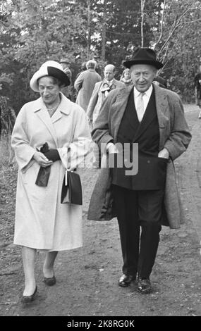 Oslo 19621004. In der Holmenkollenkapelle taufen Prinzessin Estad und Johan Martin Ferner ihre Tochter Cathrine. Hier kommen Oma und Opa Jakobsen zur großen Taufe. Foto: Ivar Aaserud Current / NTB Stockfoto