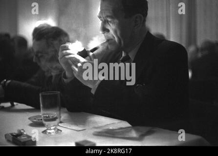 1952 Oslo. Treffen im norwegischen Schriftstellerverband im Restaurant Georges. Hier zündet einer der Teilnehmer eine Pfeife an. Foto: Odd Nicolaysen / Aktuell / NTB Stockfoto