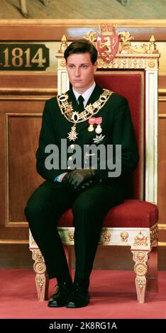 Oslo 19921002. Die Eröffnung des Storting 1992. König Harald eröffnet es 137. Storting. Picture: Kronprinz Haakon war bei der Eröffnung anwesend. Ernst. Foto: Jan Greve NTB Stockfoto