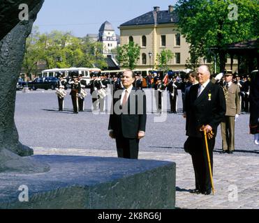 Oslo 19840514. Frankreichs Präsident Francois Mitterrand und seine Frau Danielle zu einem Staatsbesuch in Norwegen. Präsident Francois Mitterrand (v.v.) und König Olav besuchen das Nationaldenkmal in Akershus. Foto: Inge Gjellesvik NTB Archive / NTB Stockfoto