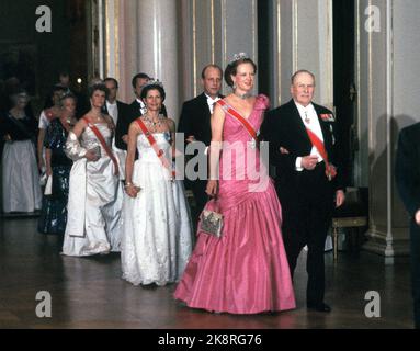 Oslo 19870220. Kronprinz Harald 50 Jahre. Die königliche Familie und die königlichen Gäste auf dem Weg zum Galadiner im Schloss anlässlich des 50.-jährigen Jubiläums von Kronprinz Harald. Vor Königin Margrethe von Dänemark mit König Olav. Hinter Kronprinz Harald, Königin Silvia von Schweden, Kronprinzessin Sonja und Carl Gustaf von Schweden. Foto: Morten Hvaal NTB / NTB Stockfoto