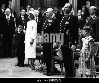 Oslo 19800607: Prinz Haakon Magnus (6) erster Repräsentationsauftrag: Zum ersten Mal im Storting anwesend waren drei Generationen der königlichen Familie während der Feier des 75.. Jahrestages der Auflösung der Union im Storting. Von links Prinz Haakon Magnus, Kronprinzessin Sonja und Kronprinz Harald und Prinzessin Märtha Louise. S/hv. NTB Stock Photo: Knut Odrås / NTB Stockfoto