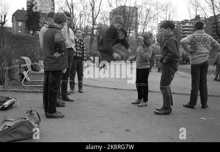 Oslo 196404 Kinder bei Marienlyst in Oslo springen auf Strick, sowohl Jungen als auch Mädchen. Stud. Mag. Art. Åse Astrup (Åse Enerstvedt) sammelt als erstes im Land Material für einen Master-Abschluss über norwegisches Outdoor-Kinderspielzeug. Foto Sverre A. Børretzen / Aktuell / NTB Stockfoto