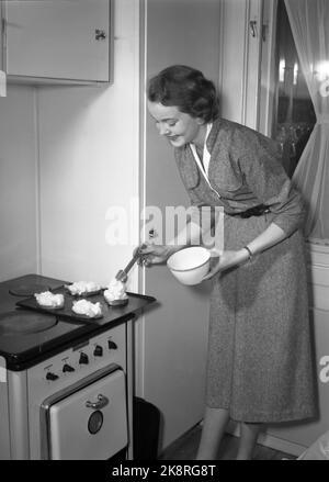 Oslo 19550209 'Mr. And Mrs. Lykke' Illustration Fotos zum Artikel über die glückliche Ehe, fotografiert von NTB im Februar 1955. Hier kocht Frau Lykke auf dem Herd. Foto: NTB / NTB das Modell heißt Ellinor Øygard, oft 'Bibba' genannt. Stockfoto