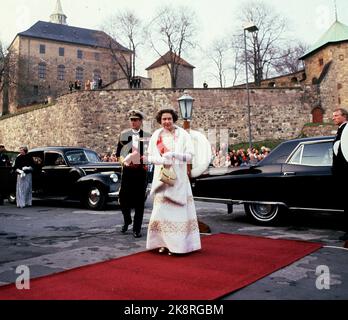 Oslo 19810505. Königin Elizabeth bei einem Staatsbesuch in Norwegen mit ihrem Mann Prinz Philip. Hier trifft das königliche Galadiner in Queen Elizabeth ein und lädt zur 'Britannia' ein. Königin Elizabeth und Prinz Philip kommen in 'Britannia' an. Im Hintergrund die Festung Akershus. (Königin im weißen Galle Kleid mit Pelzstuhl, Diadem. Roter Teppich.) Foto: Bjørn Sigurdsøn / NTB / NTB Stockfoto