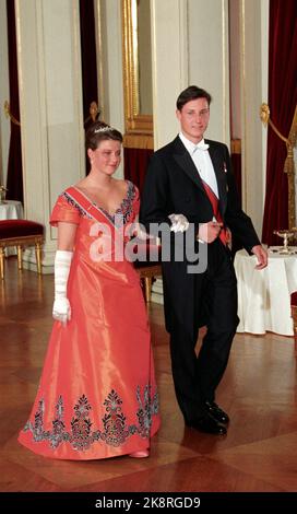 Oslo 199308: Königliche Silberhochzeit. Das norwegische Königspaar, Königin Sonja und König Harald, feiern ihre Silberhochzeit mit einem Galadiner und tanzen im Schloss. Picture: Prozession zum Galadiner im Schloss. Kronprinz Haakon und Prinzessin Märtha Louise. Foto: Bjørn Sigurdsøn Stockfoto