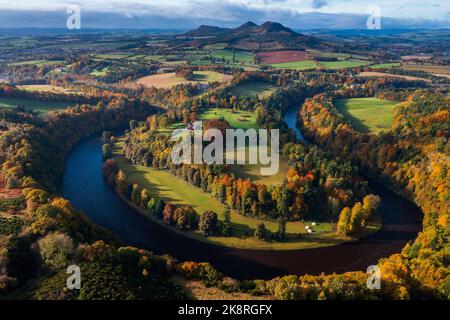 Luftaufnahme von Scott's Blick über das Tweed Valley über Old Melrose in Richtung Eildon Hills. Scottish Borders, Schottland, Großbritannien Stockfoto