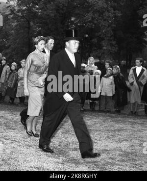 Asker 19540210. Prinsesse Ragnhild Og Erling Lorentzen bærer sitt ...