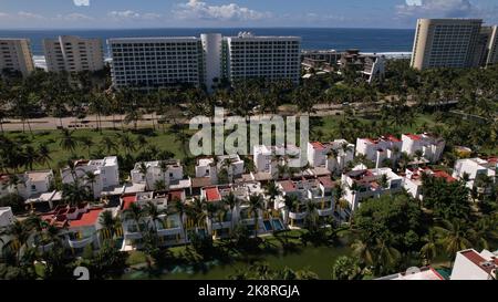 Ein Blick aus der Vogelperspektive auf den Strand von Acapulco Diamante in Mexiko Stockfoto