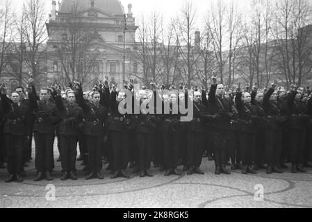 Oslo 19411102. Hird Muster auf dem Universitätsplatz. 3000 Männer schwören auf NS-Führer Vidkun Qusling. Hirden in Oslo. Foto: Johnsen / NTB Stockfoto
