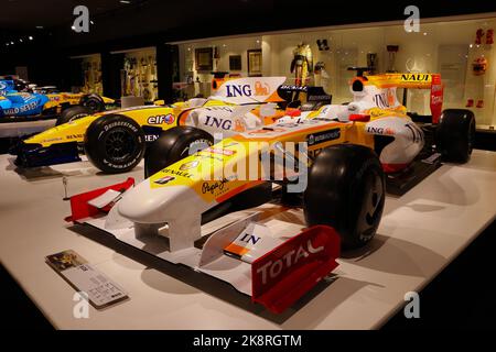 Fernando Alonso's 2009 Renault R29 und 2008 R28 Formel 1 Autos auf dem Display im Museum und Circuit Oviedo Asturias Spanien Stockfoto