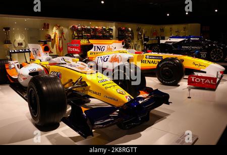 Fernando Alonso's 2008 Renault R28 und 2009 R29 Formel 1 Autos auf dem Display im Museum und Circuit Oviedo Asturias Spanien Stockfoto