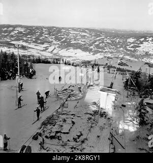 Hakadal 19630113 das neue Skigebiet Varingskollen wurde eröffnet, mit Sessellift, alpinen Loipen und Wanderwegen. Hier ist ein Überblick über die Pflanze an der Spitze. Das Rad, während der Sessellift in der Mitte des Bildes dreht. Foto: Thorberg / NTB / NTB Stockfoto