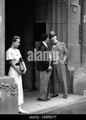 Oslo 19360812 Autor Knut Hamsun spaziert in Oslo. Hier hat Hamsun (th) einen Chat mit einem Bekannten abgestellt. Foto: NTB / NTB Stockfoto