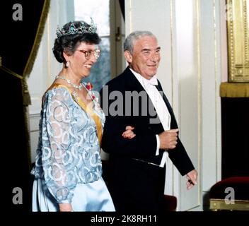 Oslo 19860513. Königin Beatrix und Prinz Claus der Niederlande bei einem offiziellen Besuch in Norwegen. Hier machen sich Prinzessin Gräfin und Jo Benkow auf den Weg zu einem Galadiner auf der Burg. Foto: Knut Nedrås NTB / NTB Stockfoto