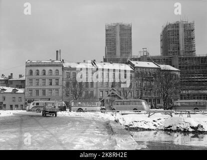 Oslo März 1937 Pipervika im Zentrum von Oslo. Hinter Th. Die Türme des Rathauses im Bau. Die Hausreihe ist wahrscheinlich Teil von Sjøgata. Busse im Vordergrund. Foto: NTB / NTB Stockfoto