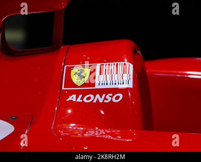Detail des Ferrari-Emblems und des Alonso-Namens auf Fernando Alonsos Formel-1-Ferrari, ausgestellt im Museum und Circuit Oviedo Asturias Spanien Stockfoto
